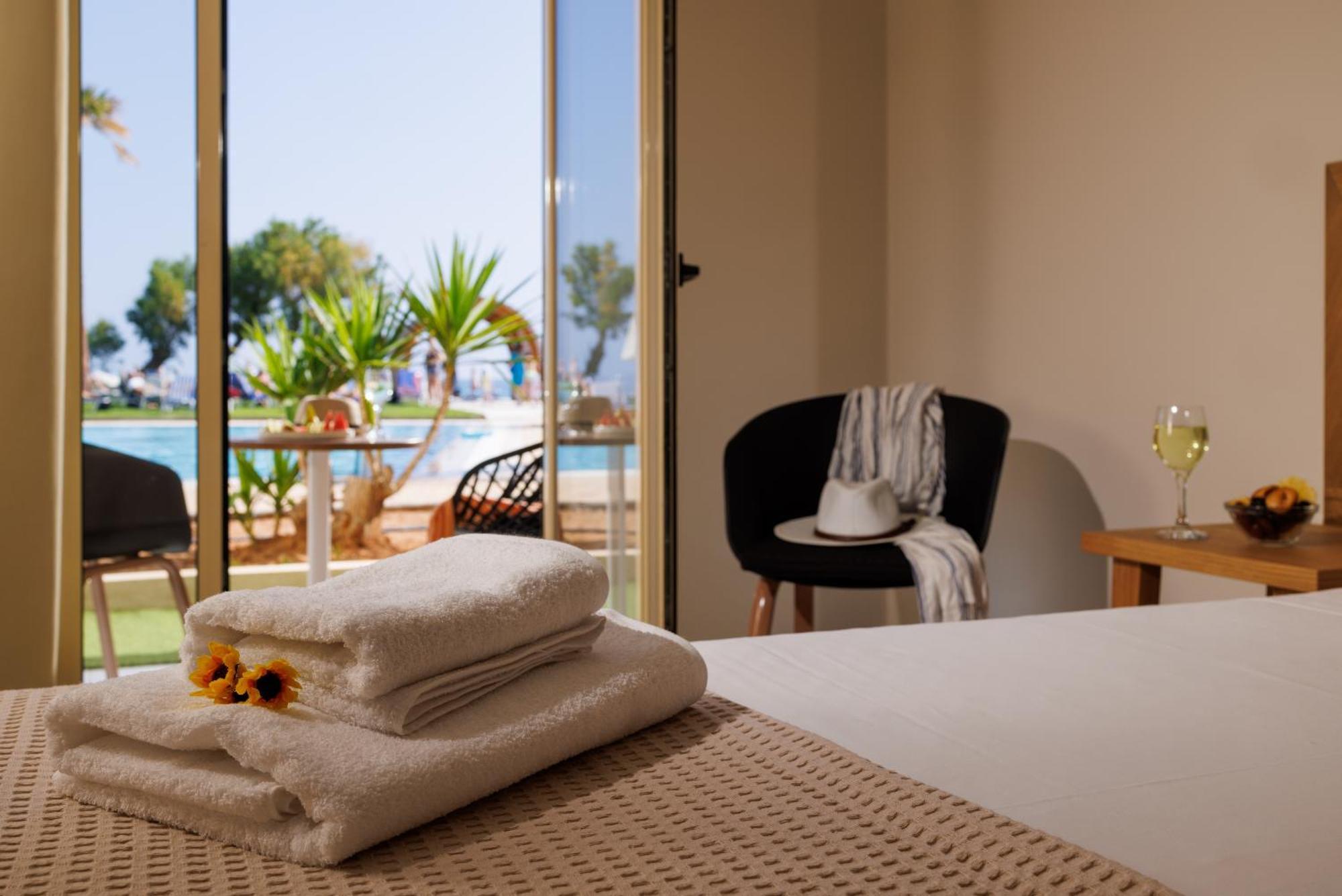 Malia Bay Beach Hotel & Bungalows 외부 사진